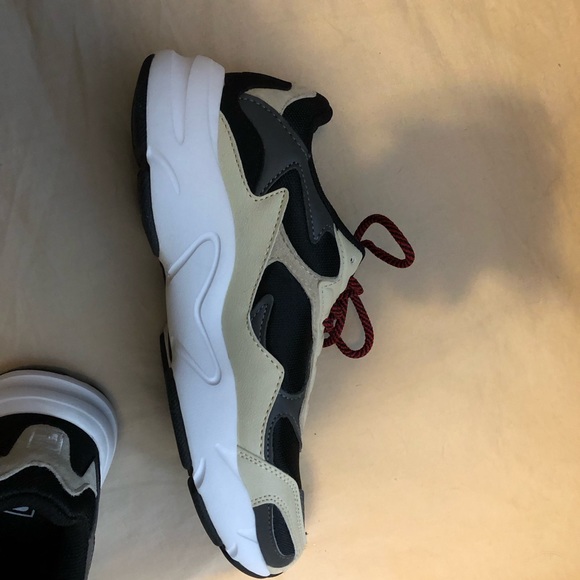 Fila runners. I bought them at winners and wore them once - Picture 4 of 6